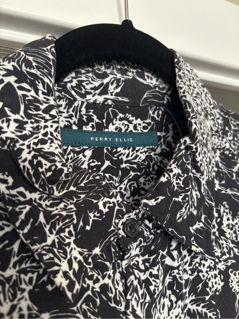 Men's Perry Ellis Button-up Shirt - Picture 2 of 4